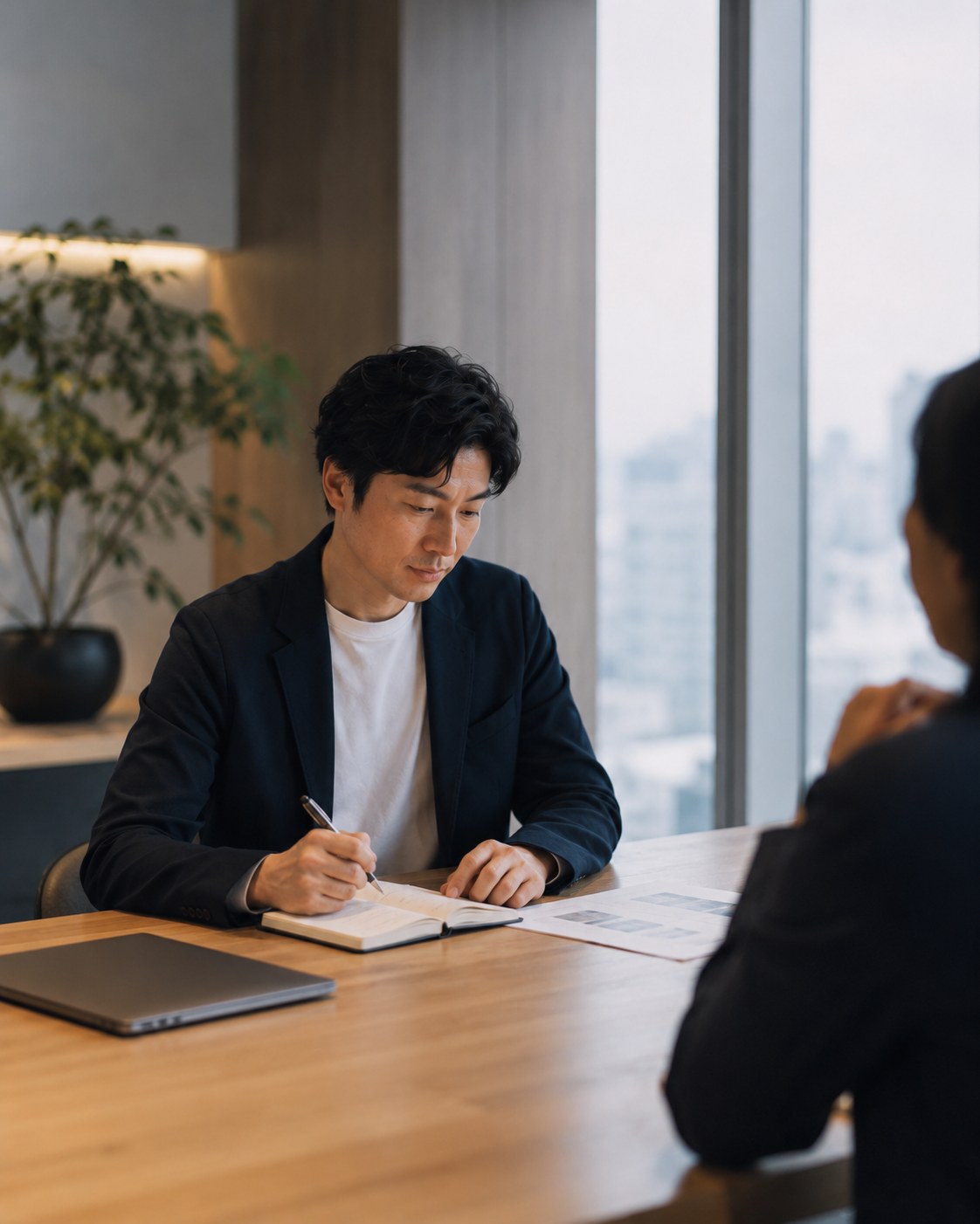 お客様の課題を確認するスタッフのイメージ